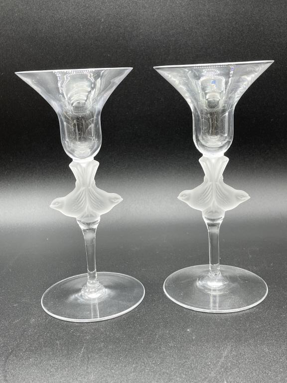 PAIR OF LALIQUE INSPIRED FROSTED DOVE CANDLESTICKS: PAIR OF LALIQUE INSPIRED FROSTED DOVE CANDLESTICKS