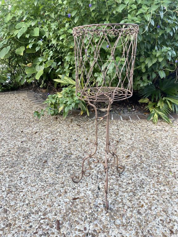 VINTAGE WROUGHT IRON GARDEN PLANTER STAND 37" (1 of 1)