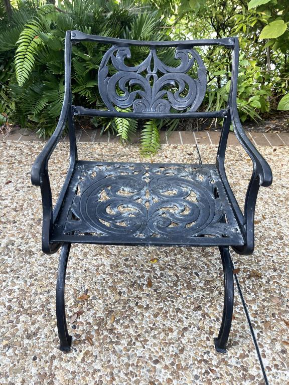 VINTAGE REGENCY STYLE IRON OUTDOOR SIDE CHAIR 30" (1 of 4)