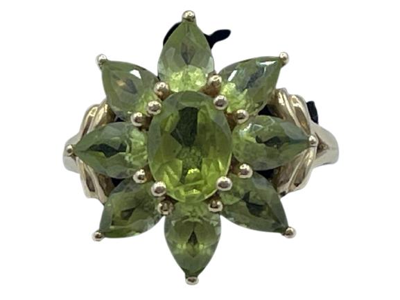 14K GOLD AND PERIDOT FLOWER RING SZ 7 (1 of 3)