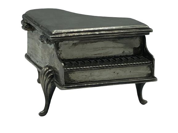 VTG PIANO MUSIC/JEWELRY BOX "MUSIC OF THE NIGHT": VTG PIANO MUSIC/JEWELRY BOX "MUSIC OF THE NIGHT" - 3" HIGH X 5.5" LONG X 4" WIDE- TOP OPENS TO VELVET LINED COMPARTMENT- PLAYS "MUSIC OF THE NIGHT" FROM PHANTOM OF THE OPERA- GOOD CONDITION BUT HEAVY 