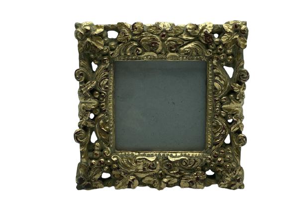 VINTAGE  PICTURE FRAME 6" (1 of 2)