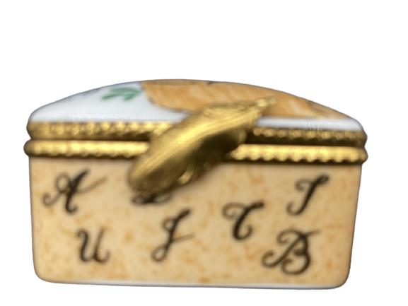 VTG LIMOGES FRANCE NOVELTY KEEPSAKE PILL BOX: VTG LIMOGES FRANCE NOVELTY KEEPSAKE BOX