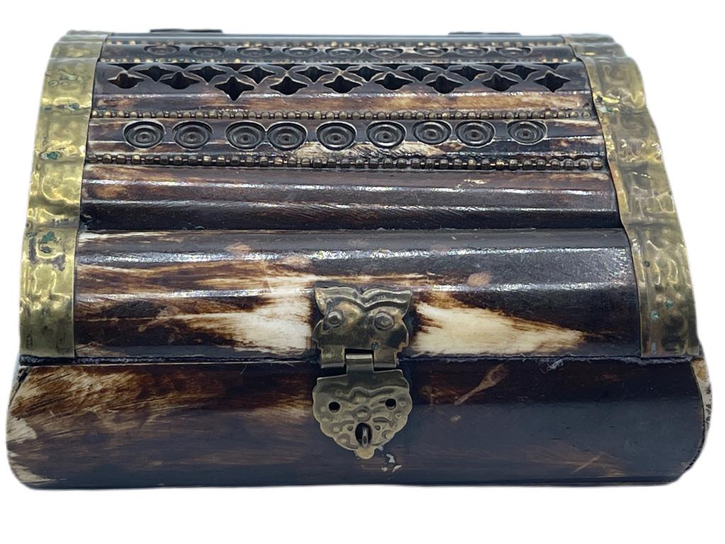 VTG VELVET LINES KEEPSAKE JEWELRY BOX (1 of 5)