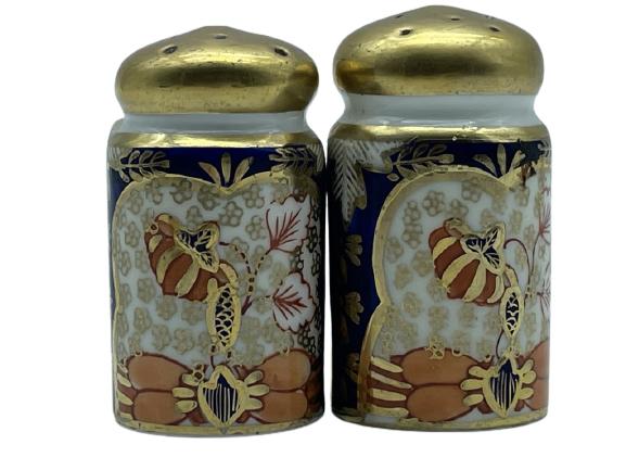 VTG NORITAKE BLUE & GOLD SALT & PEPPER SHAKERS 2": VINTAGE NORITAKE BLUE & GOLD SALT & PEPPER SHAKERS-2" X 1" APPROX-VERY GOOD CONDITION WEAR CONSISTENT WITH AGE AND USE-DP112921