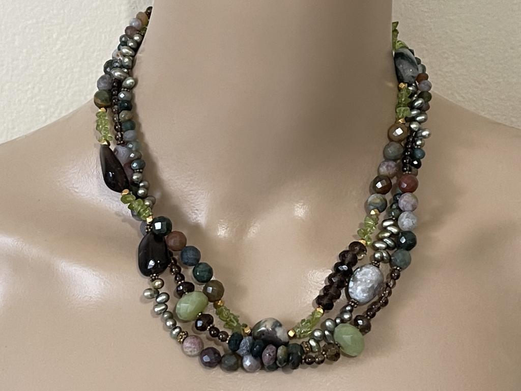 VTG BEADED TRIPLE STRAND NECKLACE (1 of 3)