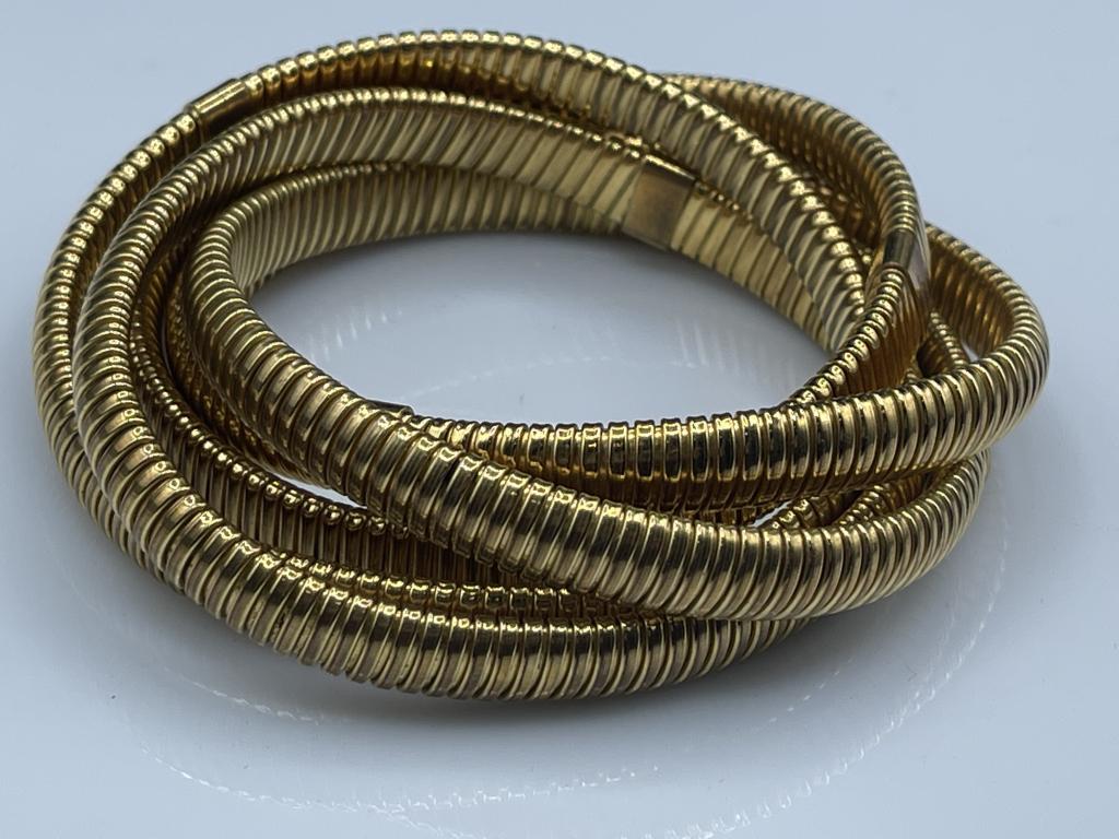5 INTERTWINED GOLD BANGLE BRACELETS: SET OF 5 INTERTWINED GOLD BANGLE BRACELET -THE BANGLES ARE ATTACHED TO MAKE ONE BRACELET