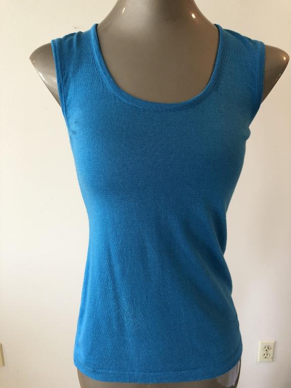 VTG ESCADA TURQUOISE SLEEVELESS KNIT TOP SIZE SML: VTG ESCADA TURQUOISE SLEEVELESS KNIT TOP SIZE SML - SCOOP NECK & LONG LENGTH- VERY GOOD CONDITION- WOMEN'S DESIGNER CLOTHING; COUTURE; HIGH END WOMEN'S SUIT; FASHION STYLES & TRENDS
