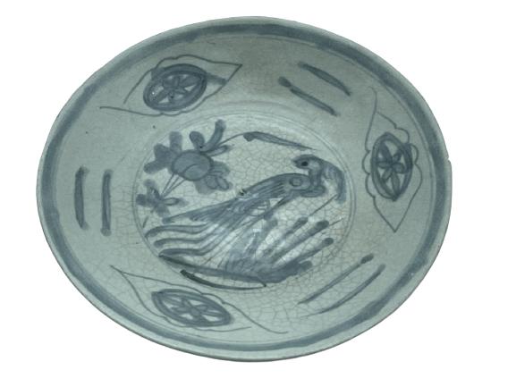 ANTIQUE CHINESE PLATE C. 1640 BLUE AND CREAM: ANTIQUE CHINESE PLATE C. 1640 BLUE AND CREAM -SALVAGED FROM THE SOUTH CHINA SEAS BY CPT. M. HATCHER h7H 1985