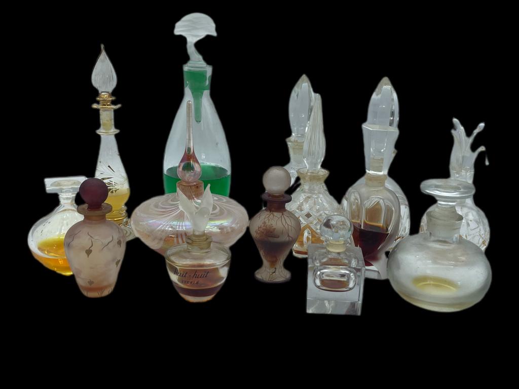 LARGE LOT OF VINTAGE PERFUME BOTTLES (1 of 4)