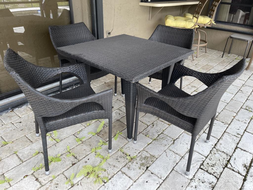 BROWN WICKER INSPIRED PATIO TABLE WITH 4 CHAIRS (1 of 2)