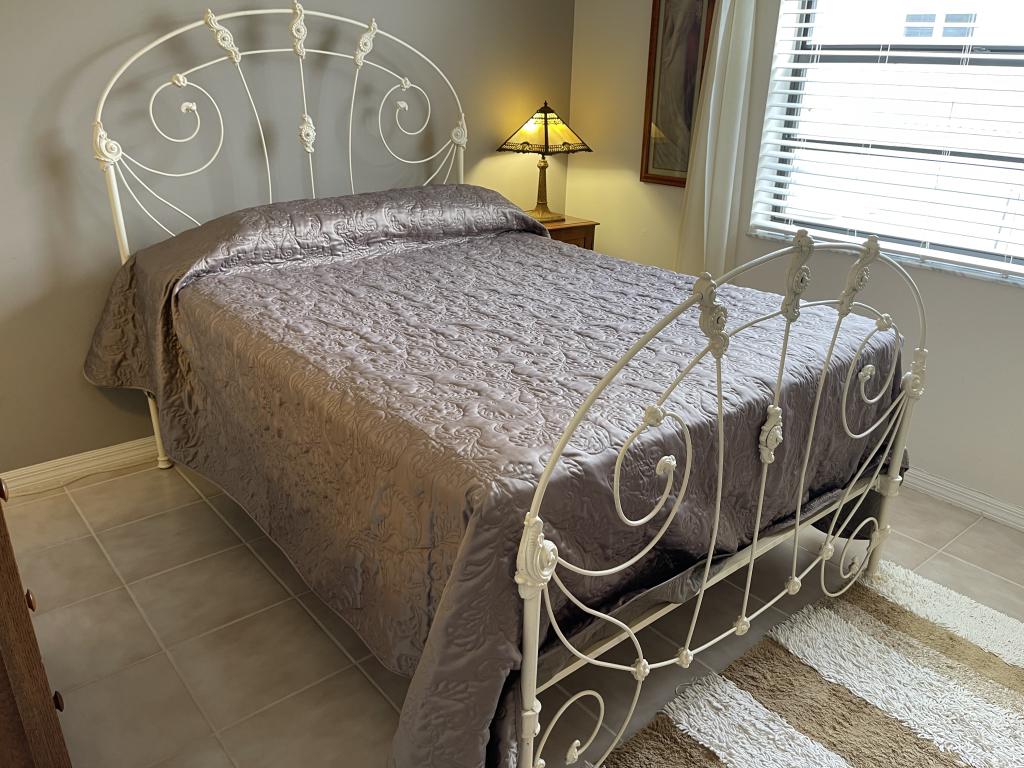 QUEEN SIZE BED WITH ELEGANT VTG IRON FRAME (1 of 1)