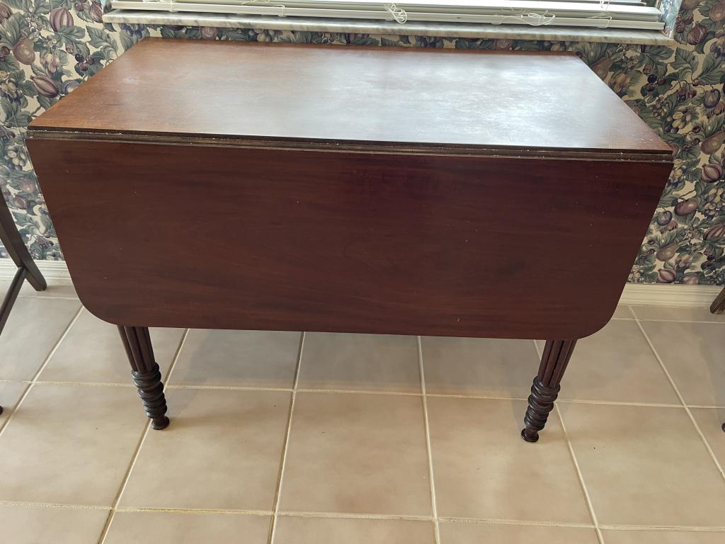 VTG DUNCAN PHYFE STYLE DROP LEAF TABLE: VTG DUNCAN PHYFE STYLE DROP LEAF TABLE -GOOD CONDITION CONSISTANT WITH AGE AND USE. SCRATCHES AND WEAR TO TOP