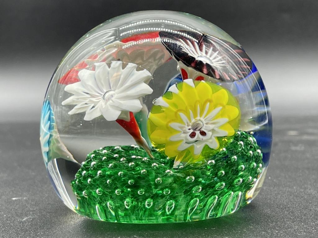 VINTAGE MURANO STYLE ART GLASS PAPERWEIGHT 3" (1 of 3)