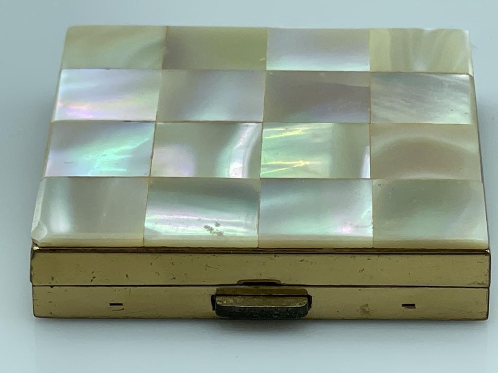DECO STYLE MOTHER OF PEARL MAKE UP COMPACT MIRROR: VINTAGE DECO STYLE MOTHER OF PEARL MAKE UP COMPACT W MIRROR-2"X 2" X 2" APPROX-GOOD OVERALL CONDITION, WEAR-DP21722