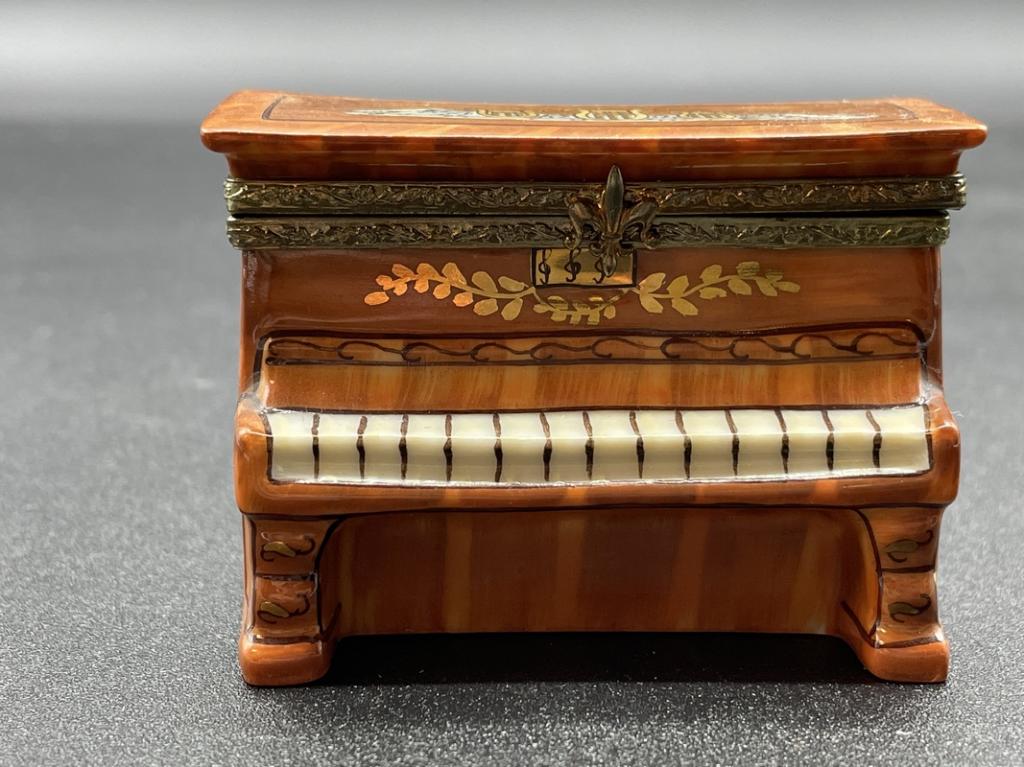 VINTAGE LIMOGES FRANCE PIANO PILL BOX 2.5" (1 of 5)