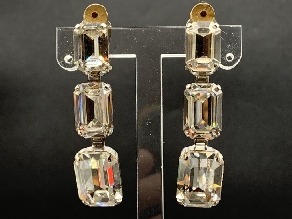 VINTAGE 3 STONED DROP CLIP ON EARRINGS: VINTAGE 3 STONED DROP CLIP ON EARRINGS VERY GOOD VINATGE CONDITION, WEAR CONSISTENT WITH AGE