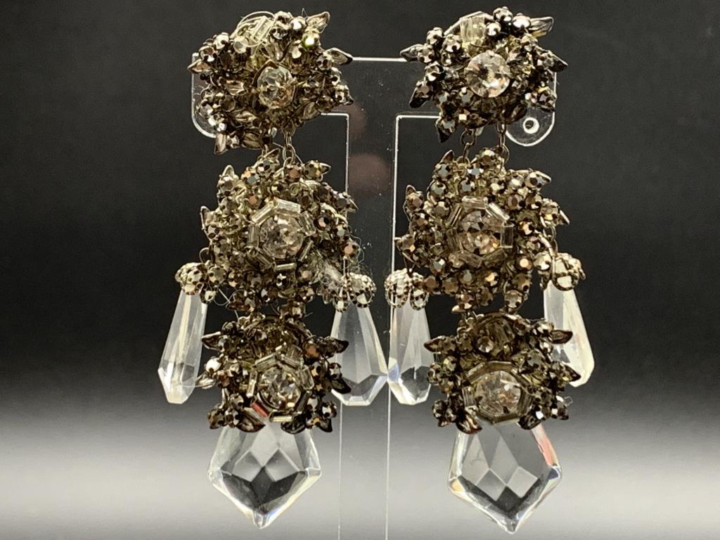 VINTAGE MULTI STONED DROP CLIP ON EARRINGS: VINTAGE MULTI STONED DROP CLIP ON EARRINGS GOOD CONDITION , WEAR CONSISTENT WITH AGE