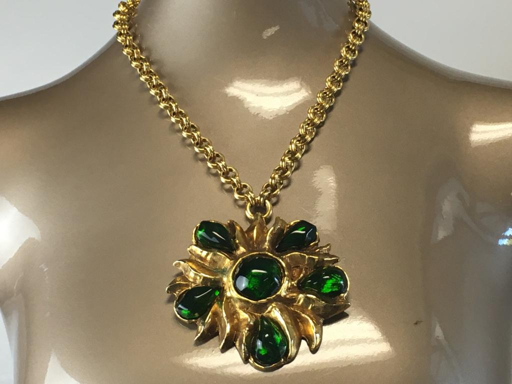 VINTAGE GOLDEN NECKLACE WITH LARGE FLOWER PENDANT: VINTAGE ROLO CHAINED NECKLACE WITH STONED LARGE FLOWER PENDANTLENGHT 21.5"VERY GOOD VINTAGE CONDITION , WEAR CONSISTENT WITH AGE