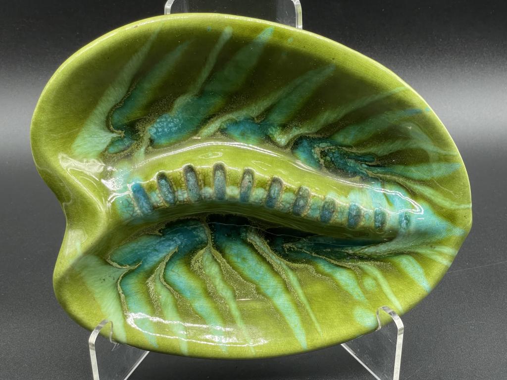 VINTAGE MID CENTURY CALIFORNIA LEAF ASHTRAY 9" (1 of 4)