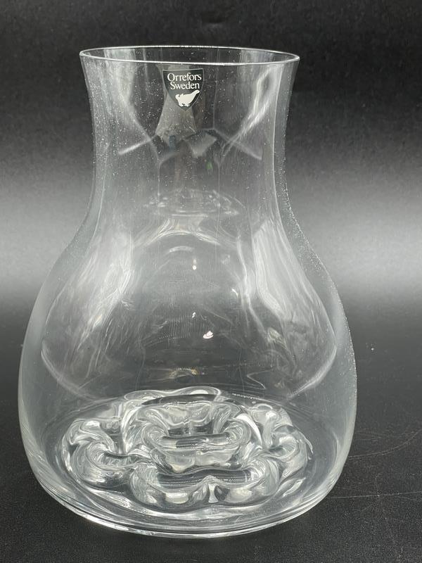 VINTAGE ORREFORS SWEDEN GLASS VASE 6": VINTAGE ORREFORS SWEDEN GLASS VASE | COLLECTIBLE DANISH MODERN GLASS MID CENTURY -6" X 5" DIAMETER-VERY GOOD CONDITION-DP22422