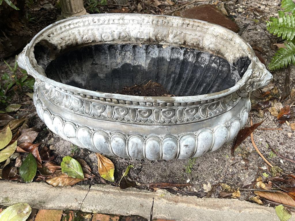VINTAGE BRASS LION HEAD CLAW FOOT PLANTER 33" (1 of 4)