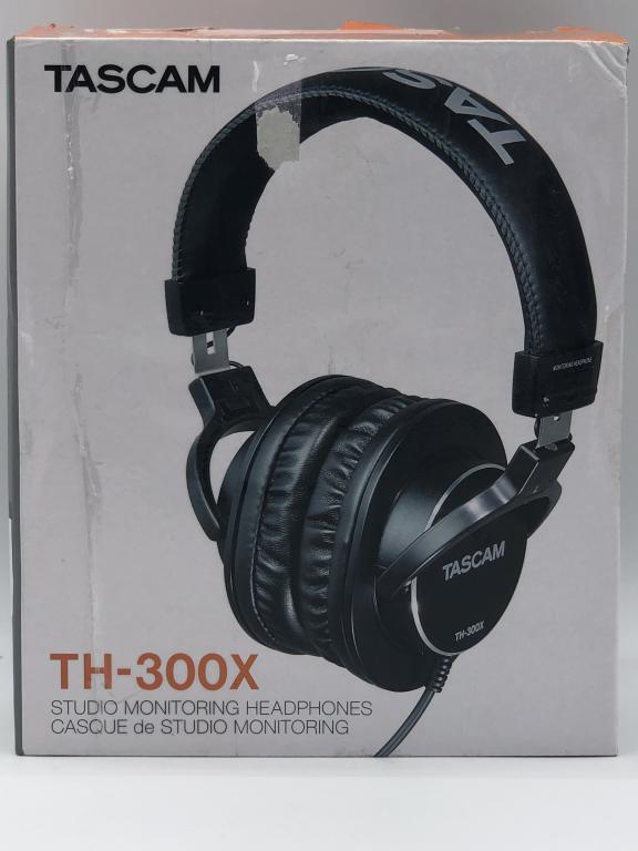 TASCAM TH-300X STUDIO MONITERING HEADPHONES (1 of 1)