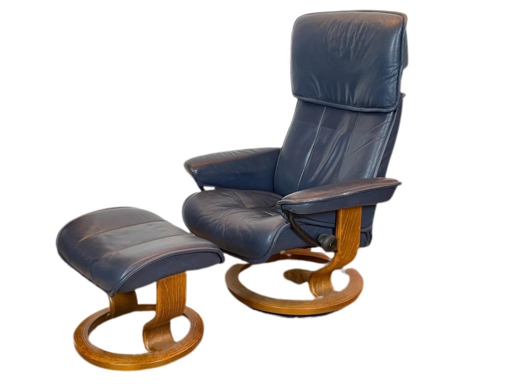 STRESSLESS LEATHER RECLINER & OTTOMAN: STRESSLESS LEATHER RECLINER AND OTTOMAN WITH ADJUSTABLE HEADREST - 40? X 30? X 25? APPROX-VERY GOOD CONDITION WEAR CONSISTENT WITH AGE AND USE-DP31422 AUCTION PREVIEW FOR THIS LOT IS SATURDAY (12PM-3P
