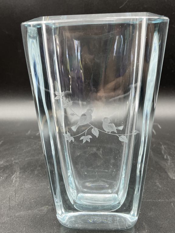 VINTAGE ETCHED BIRDS SIGNED CRYSTAL VASE (1 of 3)