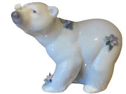 LLADRO "ATTENTIVE POLAR BEAR W/FLOWERS" FIGURINE: LLADRO "ATTENTIVE POLAR BEAR W/FLOWERS" FIGURINE -#6354-Very good condition. THIS ITEM IS LOCATED OFF-SITE. All items must be picked up by appointment on Friday, April 15th&nbsp; or&nbsp; Saturday, Ap