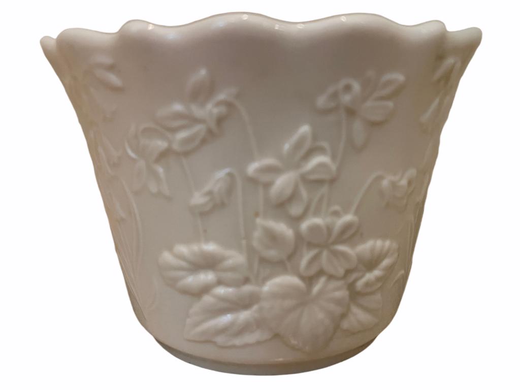 VINTAGE LENOX CACHE POT: VINTAGE LENOX CACHE POT THIS ITEM IS LOCATED OFF-SITE. All items must be picked up by appointment on Friday, April 15th or Saturday, April 16th. Off-site items are located in a gated commu