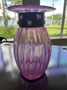 STUNNING MURANO STYLE ART GLASS VASE: STUNNING MURANO STYLE ART GLASS VASE -Very good conditionTHIS ITEM IS LOCATED OFF-SITE.All items must be picked up by appointment on Friday, April 15th or Saturday, April 16th.Off-site items are locat