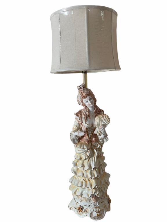 VTG CAPODIMONTE STYLE WOMAN FIGURINE LAMP: VTG CAPODIMONTE STYLE WOMAN FIGURINE LAMP --VERY GOOD PRE-OWNED CONDITIONThe DEJAVU guarantee :All items in this auction are gauranteed authentic By registering for and/or placing a bid in any DEJAVU 