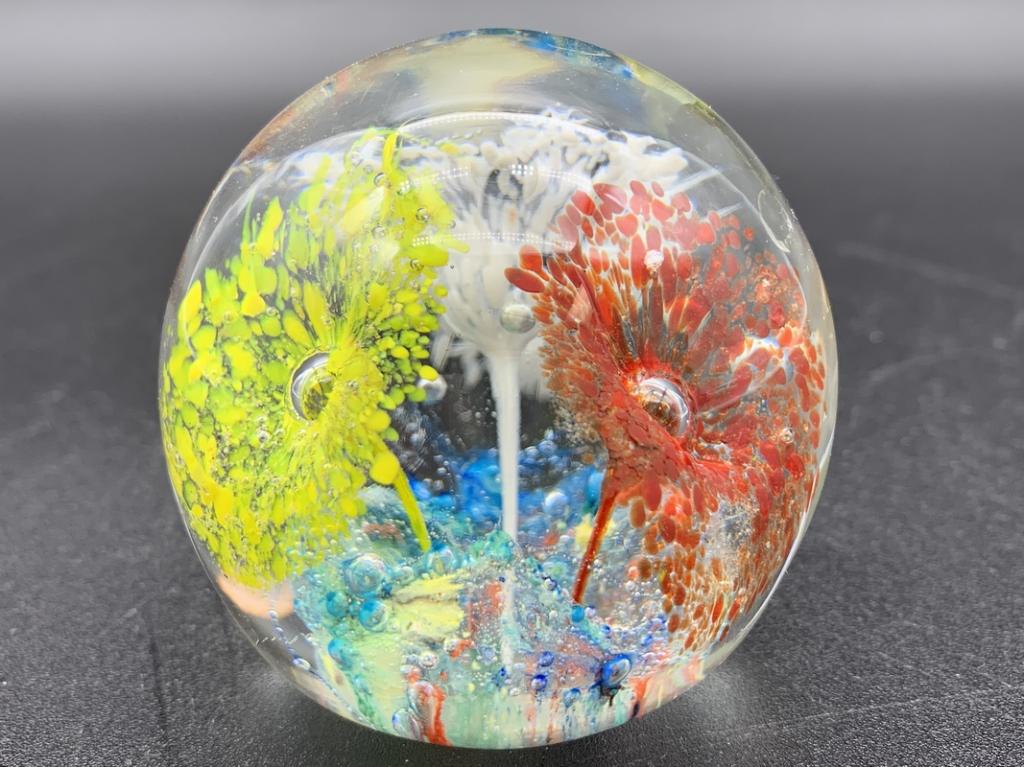 VINTAGE FLOWER HAND BLOWN GLASS PAPERWEIGHT (1 of 3)