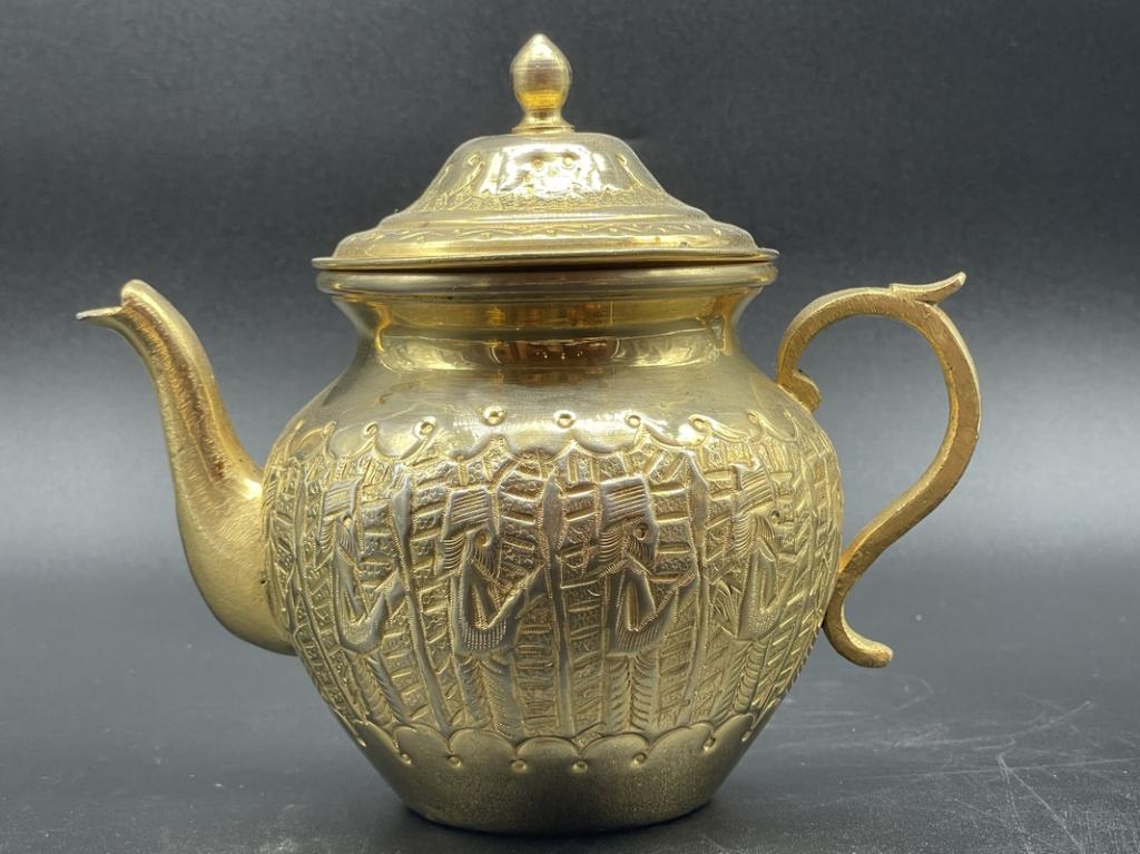 VINTAGE PERSIAN SILVERPLATE TEA POT 6": VINTAGE MIDDLE EAST PERSIAN GOLD SILVERPLATE SERVEWARE TEA POT-6" APPROX-VERY GOOD OVERALL CONDITION WEAR CONSISTENT WITH AGE, SEE ALL PHOTOS-DP42022