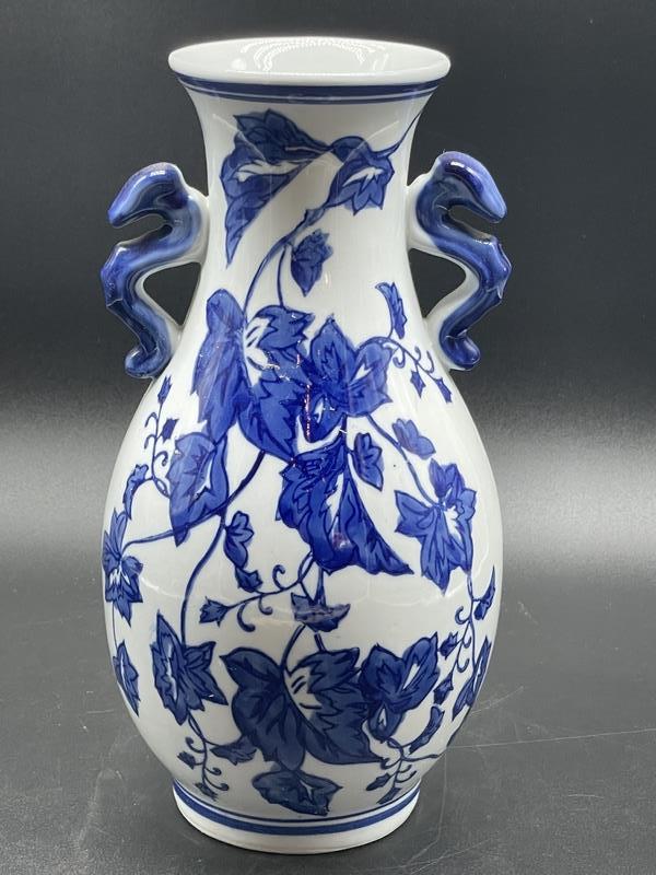 VINTAGE BOMBAY BLUE & WHITE CERAMIC HANDLED VASE (1 of 5)