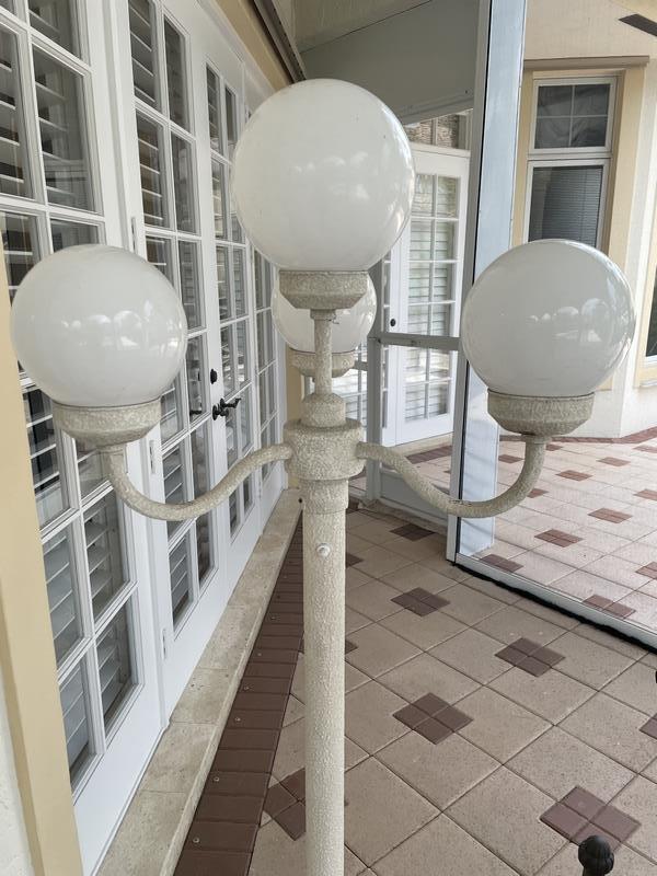 LAMP POST STYLE 3 GLOBE LIGHT 69" (1 of 3)