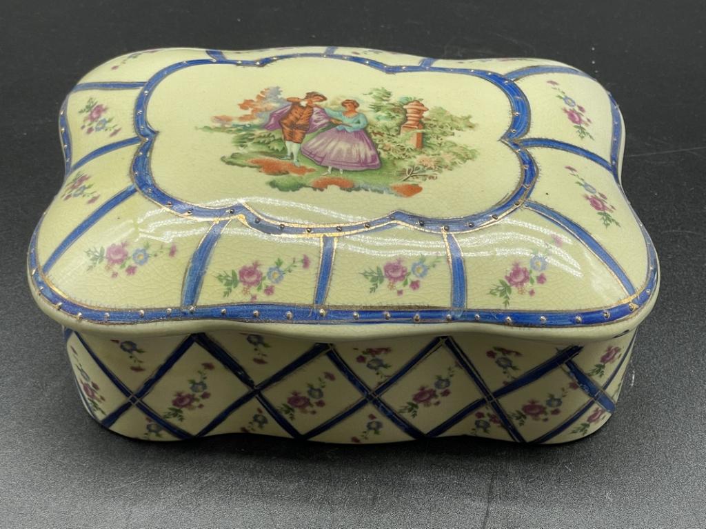 VINTAGE LIMOGES STYLE PORCELAIN TRINKET BOX 7" (1 of 5)