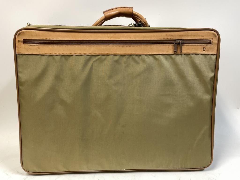 HARTMAN SUITCASE LUGGAGE 24": HARTMAN SUITCASE LUGGAGE-17" X 24" X 8" APPROXGOOD CONDITION WEAR CONSISTENT WITH AGE AND USE-DP102621