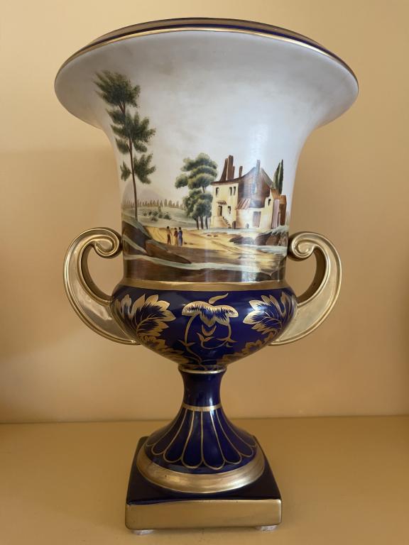 PAIR OF HILDA FLACK DECORATIVE URNS: PAIR OF HILDA FLACK DECORATIVE URNS