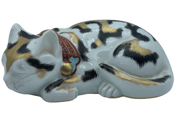 VINTAGE JAPANESE PORCELAIN KUTANI SLEEPING CAT: VINTAGE JAPANESE PORCELAIN KUTANI SLEEPING CAT - Whimsical Sleeping Cat with Bow- Hand Painted Detail- Made in Japan- Very Good Used Condition Consistent with Age and Use (See Photos)