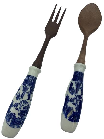 VINTAGE PAIR BLUE WILLOW SALAD FORK AND SPOON: VINTAGE PAIR BLUE WILLOW SALAD FORK AND SPOON- Blue WIllow Pattern with Wood Tone Fork and Spoon- Good Used Condition Consistent with Age and Use (See Photos)