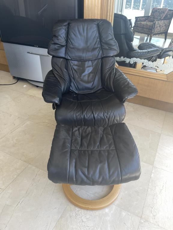 STRESSLESS MODERN LEATHER LOUNGE CHAIR & OTTOMAN (1 of 4)