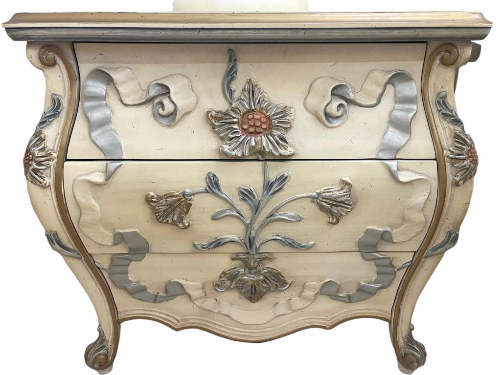 VTG GLEN TRADITIONS CARVED WOOD END TABLE (1 of 5)