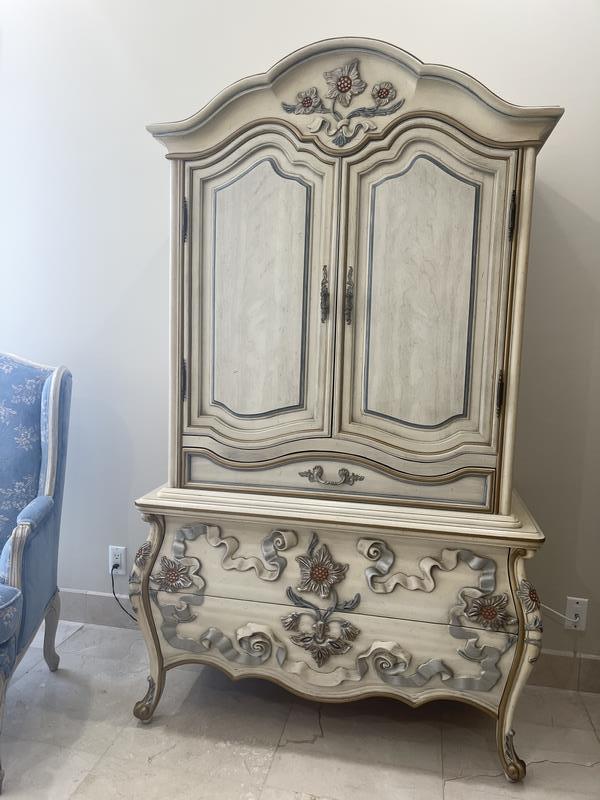 VTG GLEN TRADITIONS CARVED WOOD ARMOIRE CABINET (1 of 3)