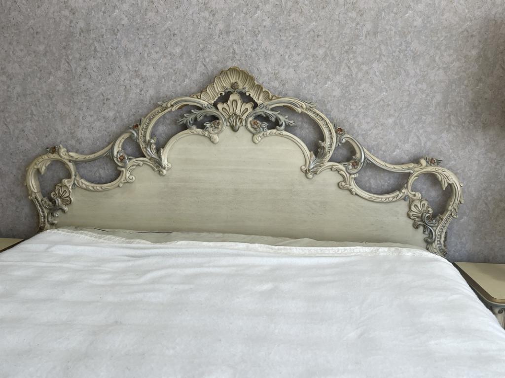 VTG GLEN TRADITIONS CARVED WOOD KING SIZE BED SET (1 of 2)
