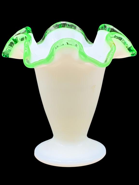VINTAGE FENTON EMERALD CREST CONE VASE (1 of 4)
