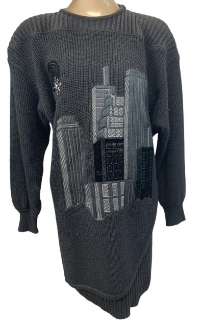 VINTAGE DINO VALIANO CHICAGO SWEATER, SIZE 38: VINTAGE DINO VALIANO CHICAGO SWEATER, SIZE 38 - SIZE 38- CHICAGO SKYLINE DESIGN- KNEE-LENGTH- MIX OF WOOL, ANGORA, AND OTHER BLENDS