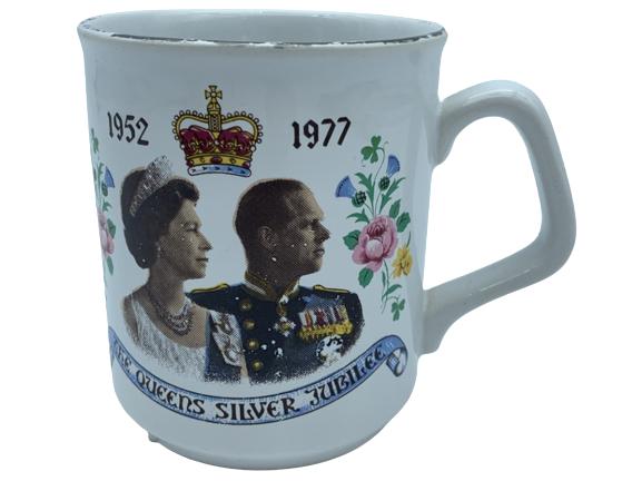 VINTAGE 1977 QUEEN ELIZABETH COMMEMORATIVE MUG (1 of 4)