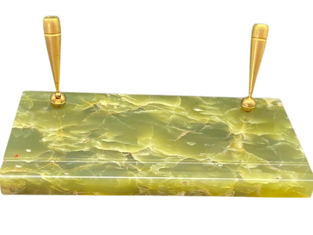 VINTAGE GEEN ONYX DESK PEN HOLDER: VINTAGE GEEN ONYX DESK PEN HOLDER -PENS NOT INCLUDED